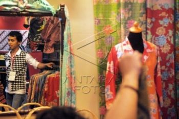 Ekonomi Lesu, Pameran Batik Tetap Diserbu Pembeli