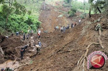 SAR hentikan evakuasi korban longsor di Apalapsili
