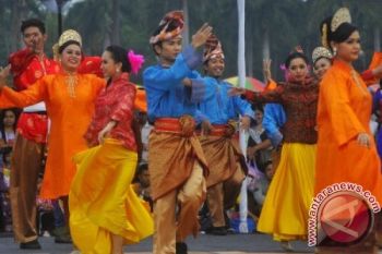 Raturan Seniman Ikuti Festival Tari Rakyat