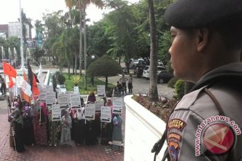 Puluhan Mahasiswa Unjuk Rasa di DPRD Sumbar