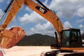 Pemkab Indragiri Hilir Serahkan Tiga Ekskavator