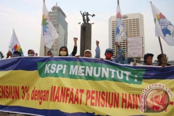 Kapolres Jakpus Kawal Massa Buruh ke Depan Istana 
