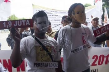 Buruh Cilacap Demo Kebijakan Pemerintah terhadap Pekerja Asing