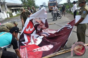 Petugas Gabungan Razia Peraga Kampanye di Tempat Terlarang 