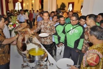 Presiden Makan Siang Bersama Pengojek, Sopir Angkutan Umum dan Taksi