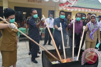 Kejari Buntok Musnahkan Sabu Dan Pil Koplo