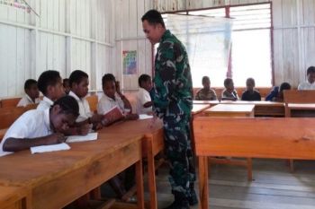 Kodim Jayawijaya bantu buku dan tenaga pengajar untuk sekolah pegunungan