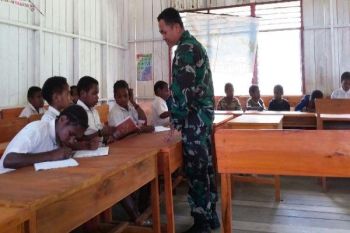 Babinsa Wamena mengajar di SD Poga