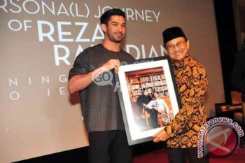 Reza Rahadian Peringati 10 Tahun Karirnya dengan Pameran Foto