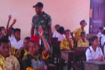 Babinsa Yawa perangi buta huruf di pedalaman Papua
