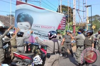 Ratusan alat peraga kampanye calon bupati ditertibkan