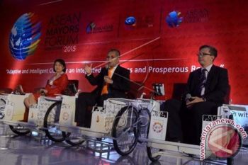 Wali Kota Asean mengayuh becak di AMF