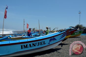 Nelayan tidak melaut karena gelombang tinggi