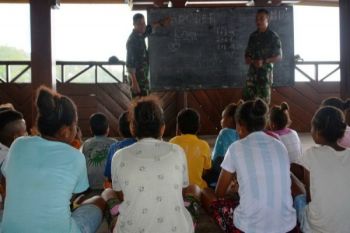 Prajurit Korem 173/PVB mengajar di Kampung Opyareb Biak