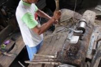 Perajin Pisau Manfaatkan Facebook Untuk Promosi 
