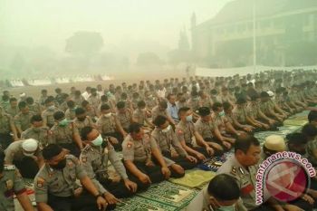 Polisi Kalteng Shalat Istisqa Di Tengah Kabut