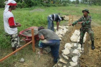 Babinsa Koramil Nabire bangun penampungan air untuk sawah