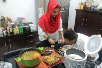 Sibuk Kampanye, Ita Tetap Sempatkan Memasak