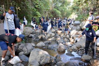 Pelajar Muntilan Bersihkan Lamat dari Sampah