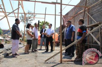 Asiku kunjungi korban kebakaran Teling