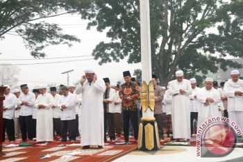 Bupati Barut Shalat Istisqa Bersama Ratusan Warga