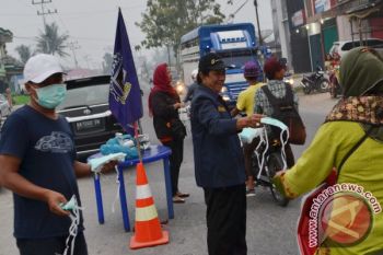 Kabut Asap Masih Pekat, Wartawan Solok Selatan Bagikan Masker