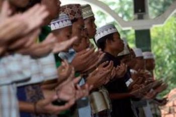 Jamaah Masjid Purwokerto Salat Ghaib Korban Jatuhnya  "Crane"