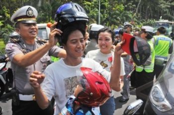 Operasi Zebra, Polres Temanggung Bagikan Helm Gratis