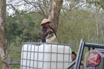 Sumur kering, penjual air bersih untung