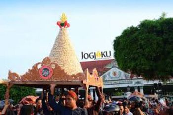 Ribuan orang berebut gunungan Grebeg Maulud 