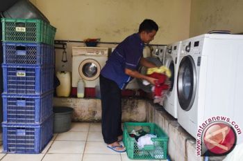 Bisnis Cuci Pakaian Dilirik Masyarakat Sampit 