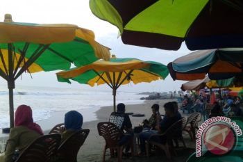 Satpol PP Padang Tertibkan Warung Pantai Purus