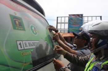 Gambar Pasangan Calon di Angkutan Umum Dipereteli
