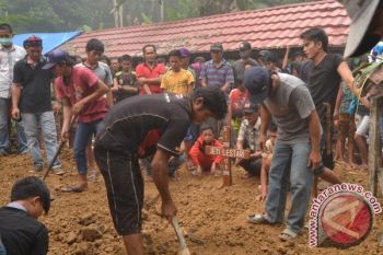 Ratusan Warga Barsel Hadiri Pemakaman Korban Pemerkosaan 