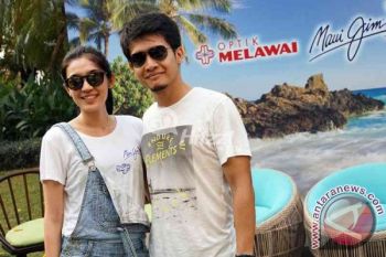 Kacamata Hitam Tidak Boleh Ketinggalan dari Dhini Aminarti