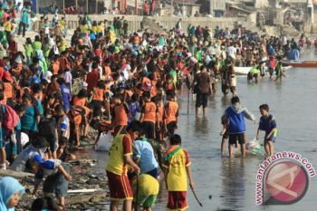 Bersih-Bersih Pantai Kenjeran