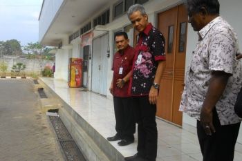 Ganjar Tegur Pengelola Samsat Pekalongan Karena Kotor