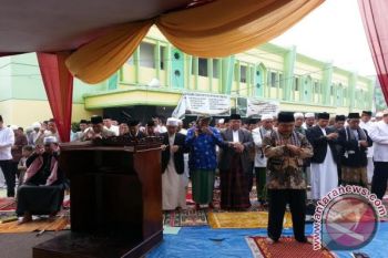 Warga Muhammadiyah shalat Id di tengah kabut asap
