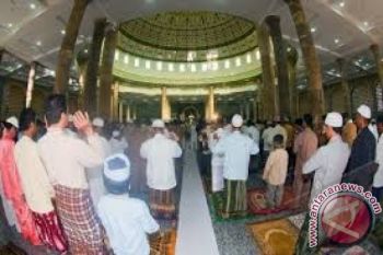 Lebaran 2016 - Penganut Islam Aboge Laksanakan Salat Idul Fitri