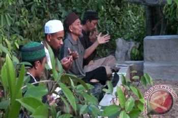 Muslim  Mesuji Lampung Berziarah Saat Idul Adha 
