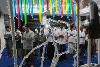 Santri Ponpes Sunan Kalijaga Doakan Korban Mina