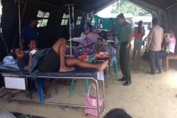 TNI dirikan tenda pengungsi untuk korban gempa Sorong