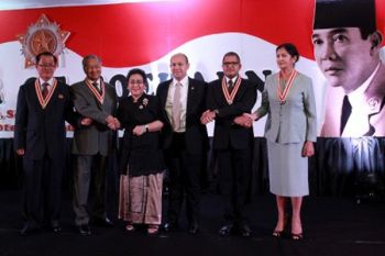 Empat tokoh dunia dapatkan penghargaan Bintang Soekarno