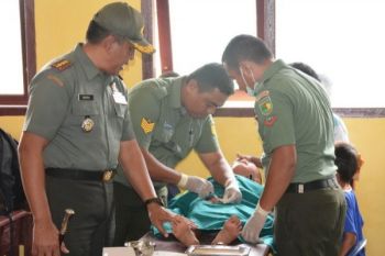Korem 171/PVT gelar pengobatan dan sunatan massal