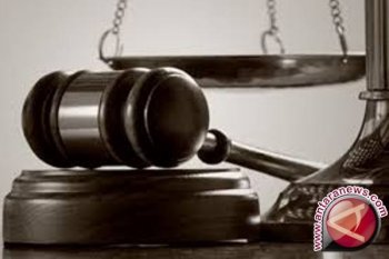 Empat pimpinan DPRD Sulbar jalani sidang perdana