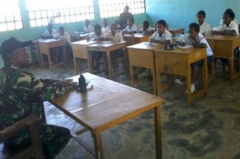 Babinsa Kodim 1702/JWJ mengajar di SMPN 4 Karulu