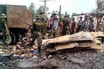 Prajurit TNI bersihkan puing kebakaran Pasar Gorong-gorong