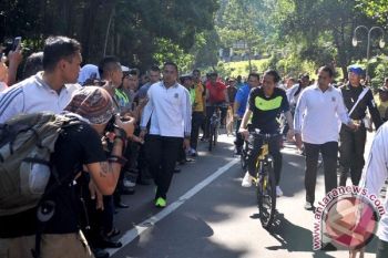 Jokowi Layani Masyarakat untuk Berselfi di Arena CFD Bogor
