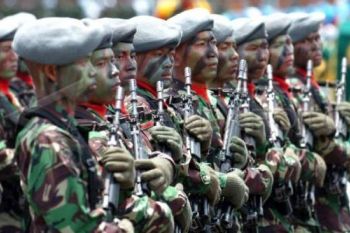 Nelayan Cilacap Ikuti Upacara HUT TNI di Atas Perahu