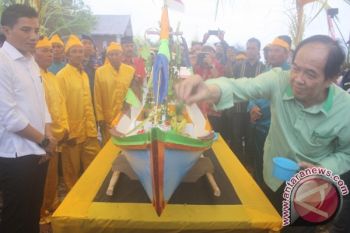 Wisatawan Padati Pantai Saksikan Tradisi Simah Laut